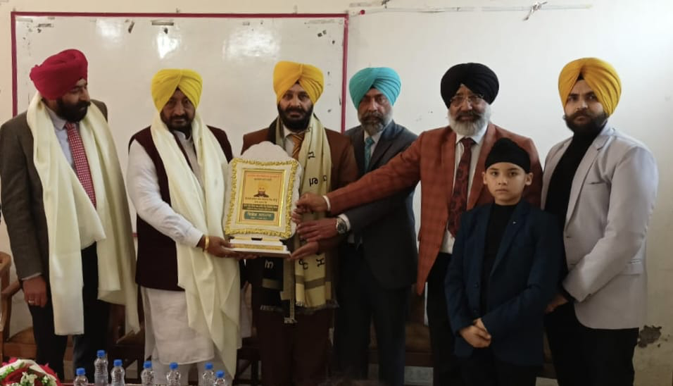 सरकारी सीनियर सेकेंडरी स्मार्ट स्कूल गर्ल्स के पूरे स्टाफ और एसएमसी कमेटी के सदस्यों द्वारा शायर कंवर इकबाल सिंह को विशेष सम्मान दिया गया।